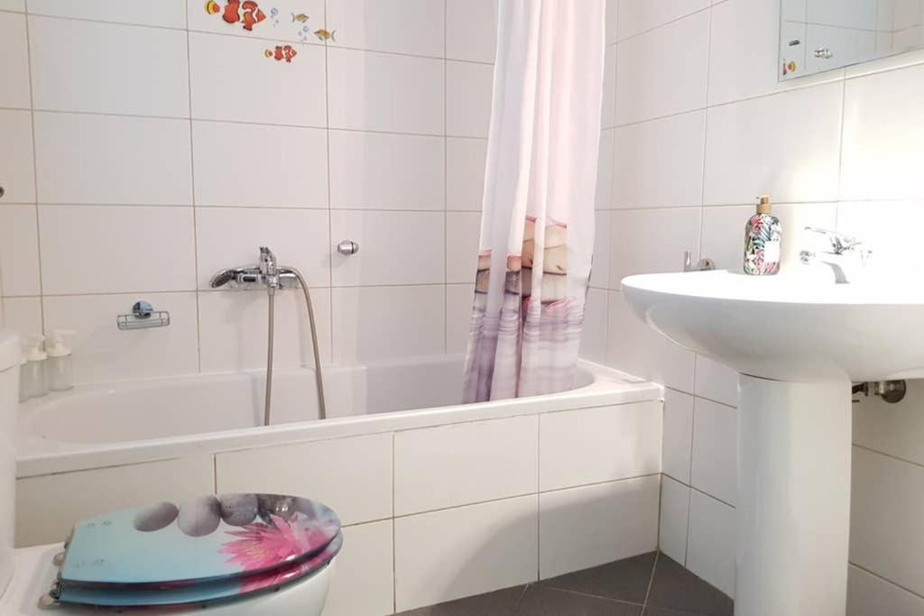 A Great Stay At A Comfortable Large Apartment Афины Экстерьер фото