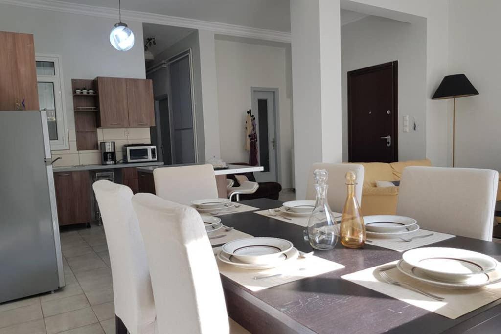 A Great Stay At A Comfortable Large Apartment Афины Экстерьер фото